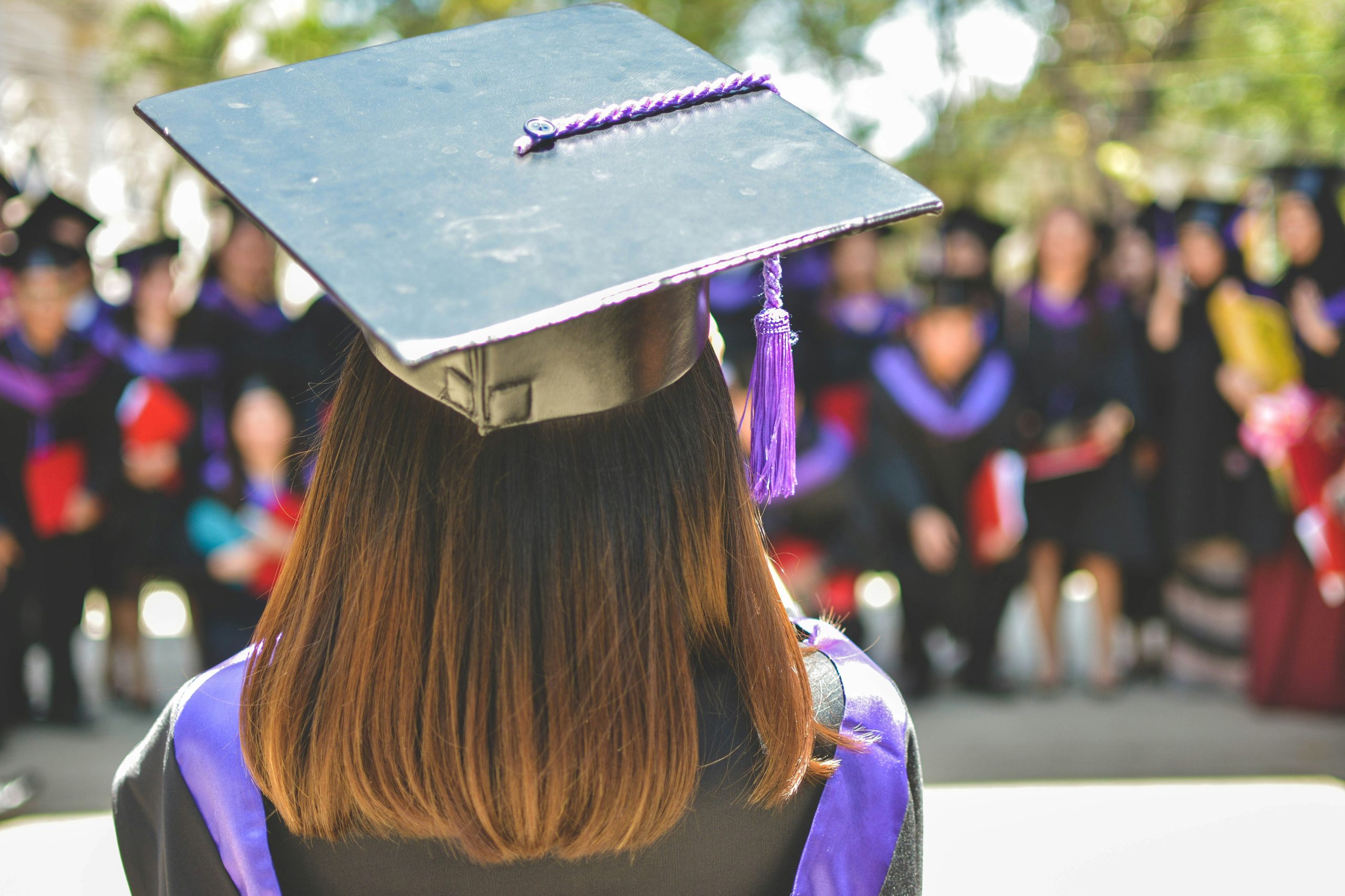 studentica na promociji prima diplomu, dualna karijera